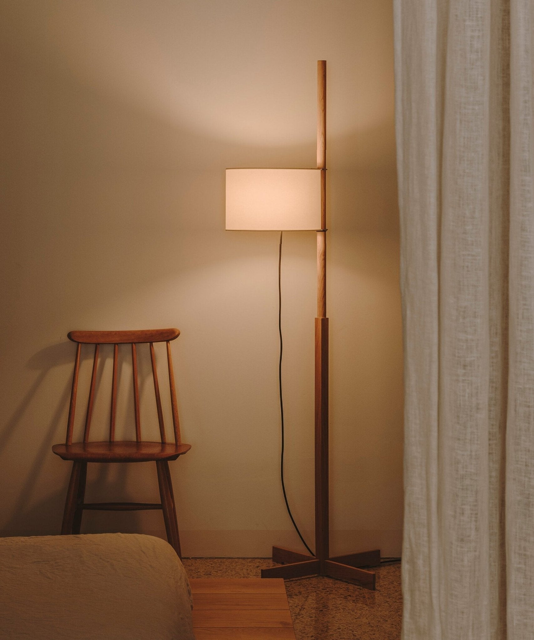 Dřevěná stojací lampa Tmm se snadnou montáží