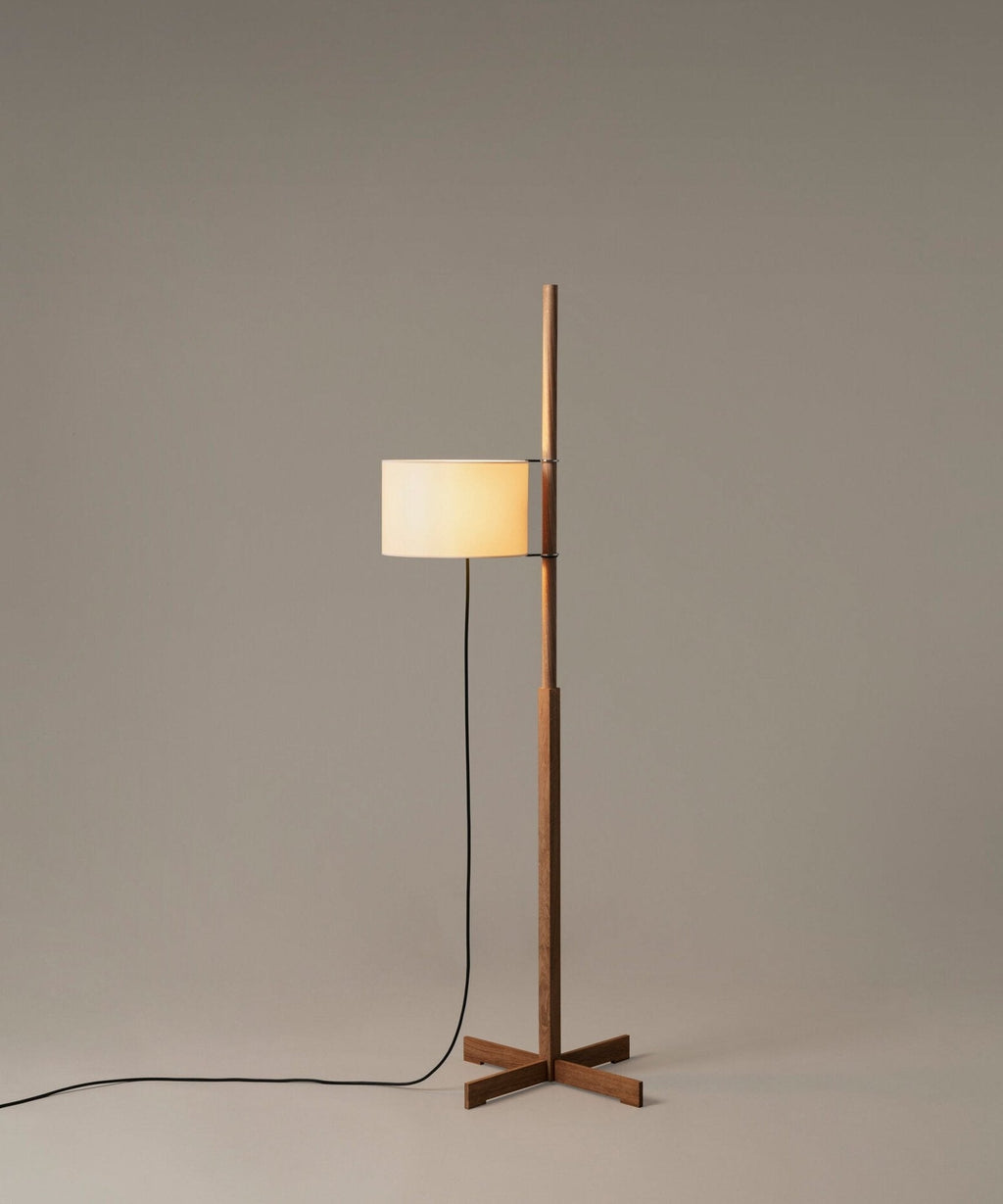 Dřevěná stojací lampa Tmm se snadnou montáží