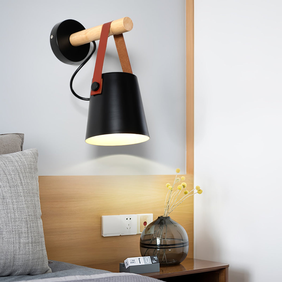 Moderne konisk væglampe — design i naturligt træ