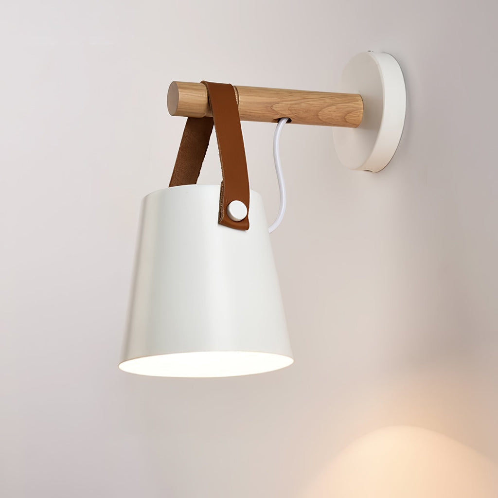 Moderne konisk væglampe — design i naturligt træ
