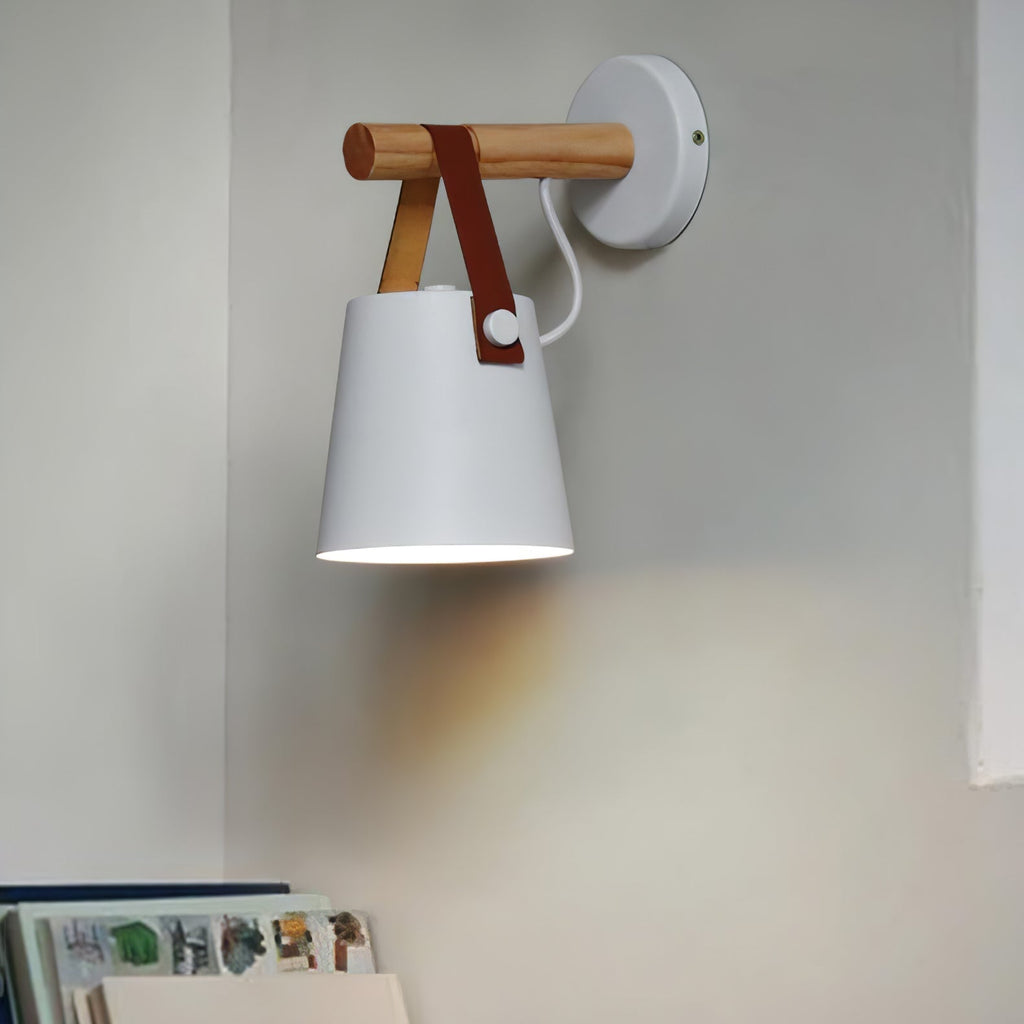 Moderne konisk væglampe — design i naturligt træ