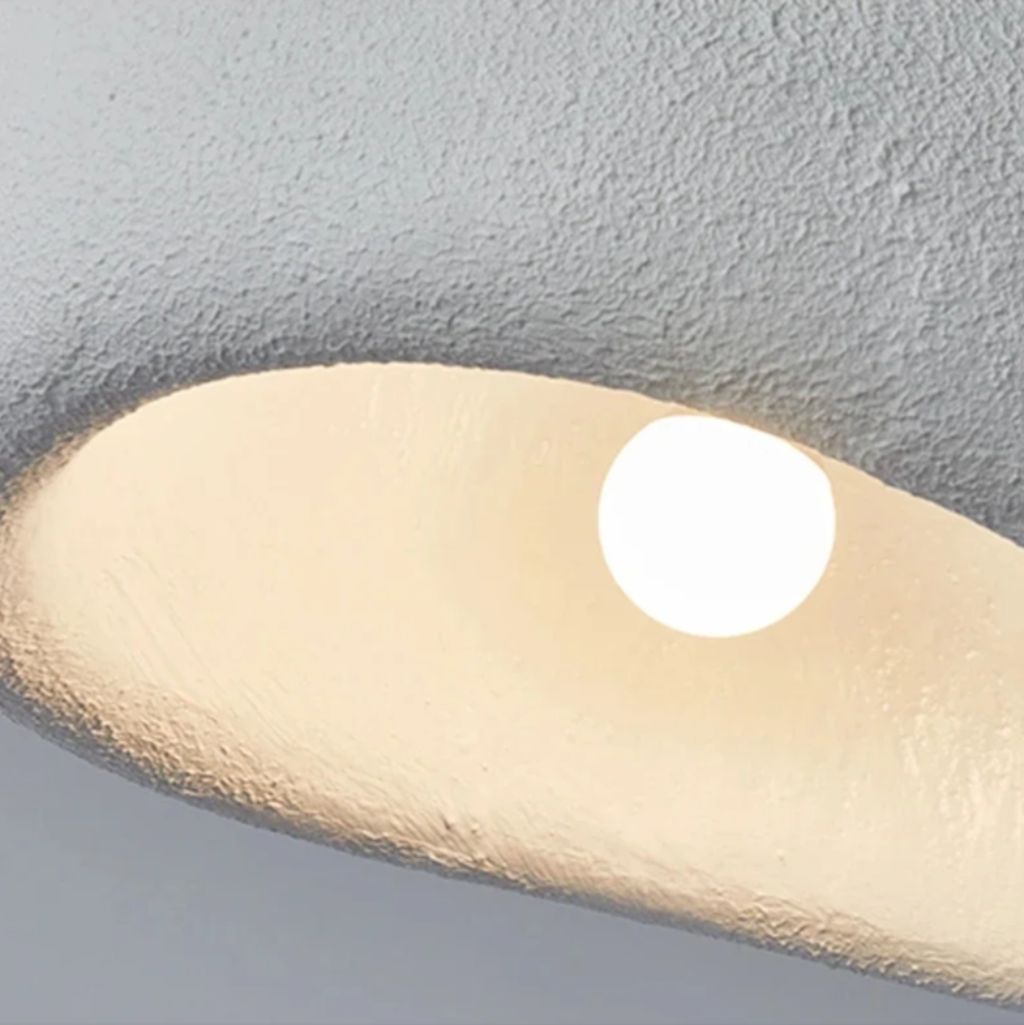 Lampada da soffitto minimalista in resina CalmGlow per ambienti tranquilli, con illuminazione morbida e uniforme