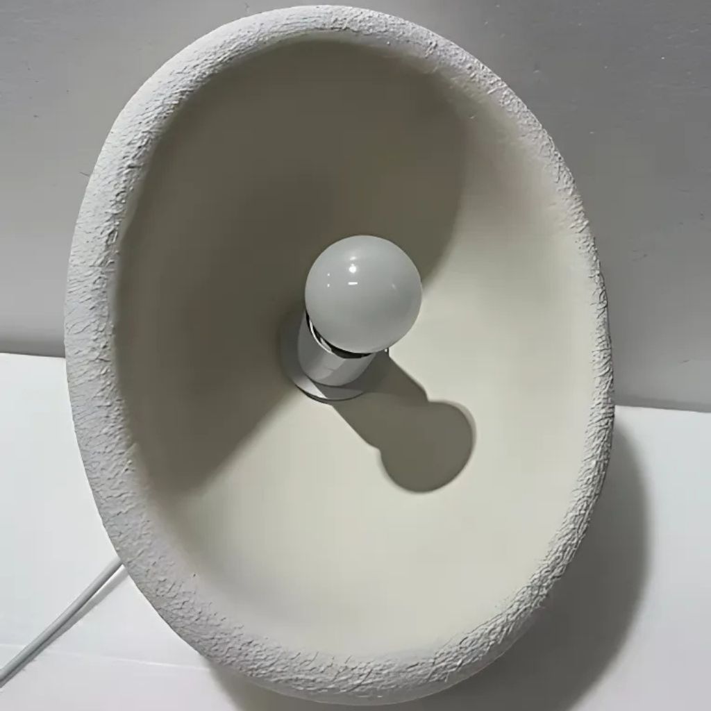 Lampada da soffitto minimalista in resina CalmGlow per ambienti tranquilli, con illuminazione morbida e uniforme