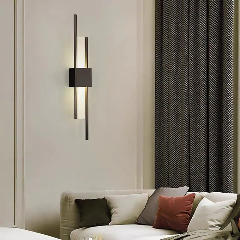 LuminArt – stylové černo-zlaté LED nástěnné svítidlo do ložnice