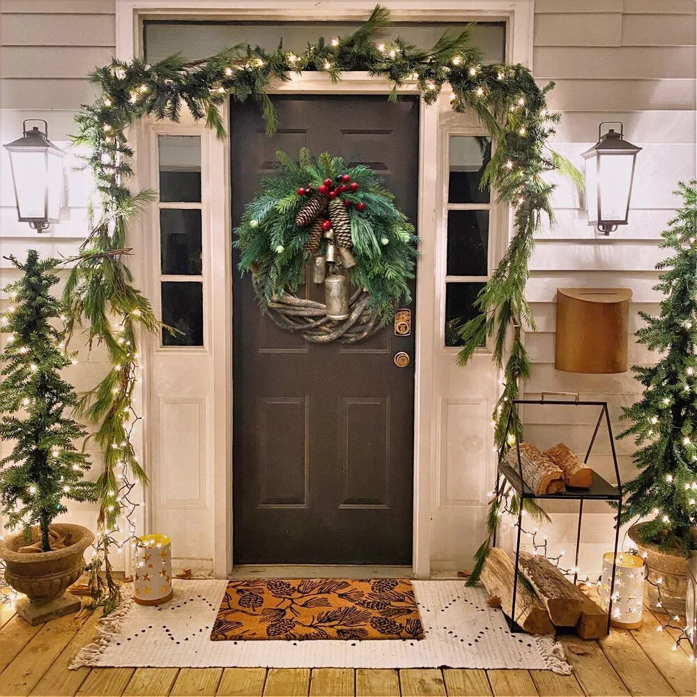 Boho-Weihnachtskranz mit rustikalem Rebenboden, Kiefernzapfen und goldenen Glocken