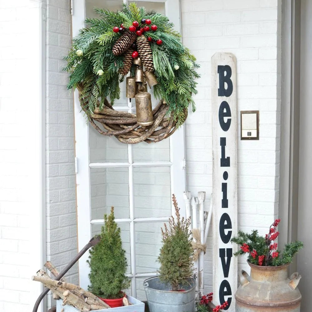 Boho-Weihnachtskranz mit rustikalem Rebenboden, Kiefernzapfen und goldenen Glocken