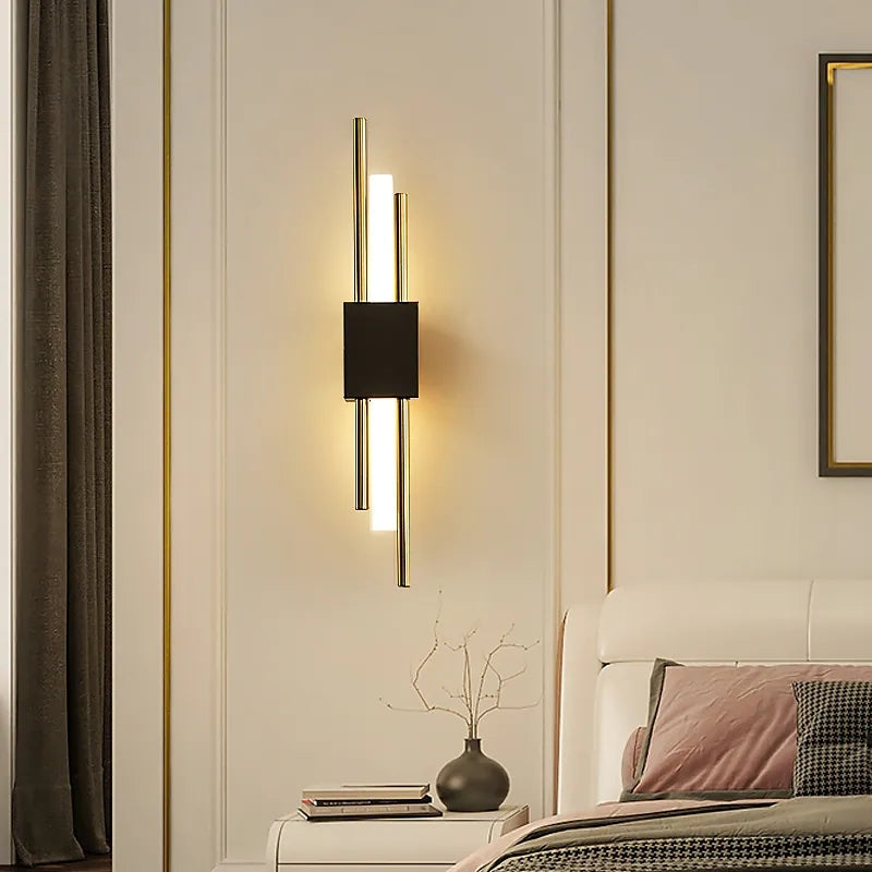 LuminArt – stylové černo-zlaté LED nástěnné svítidlo do ložnice