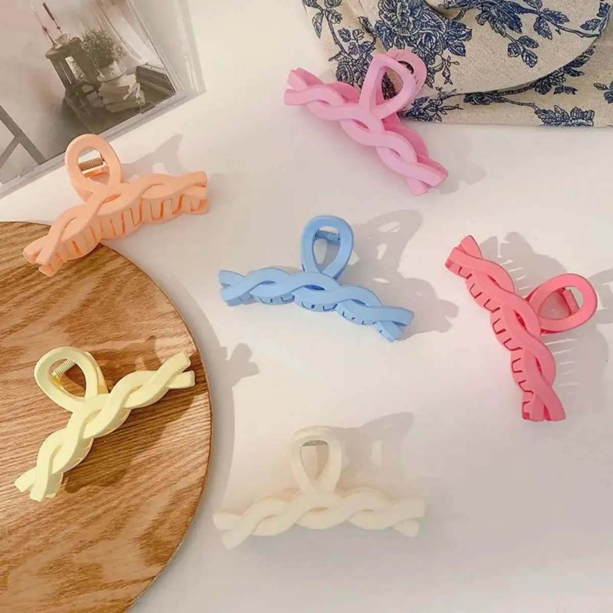 LumiLock Elegant Hair Clip With Strong Hold For All Hair Types