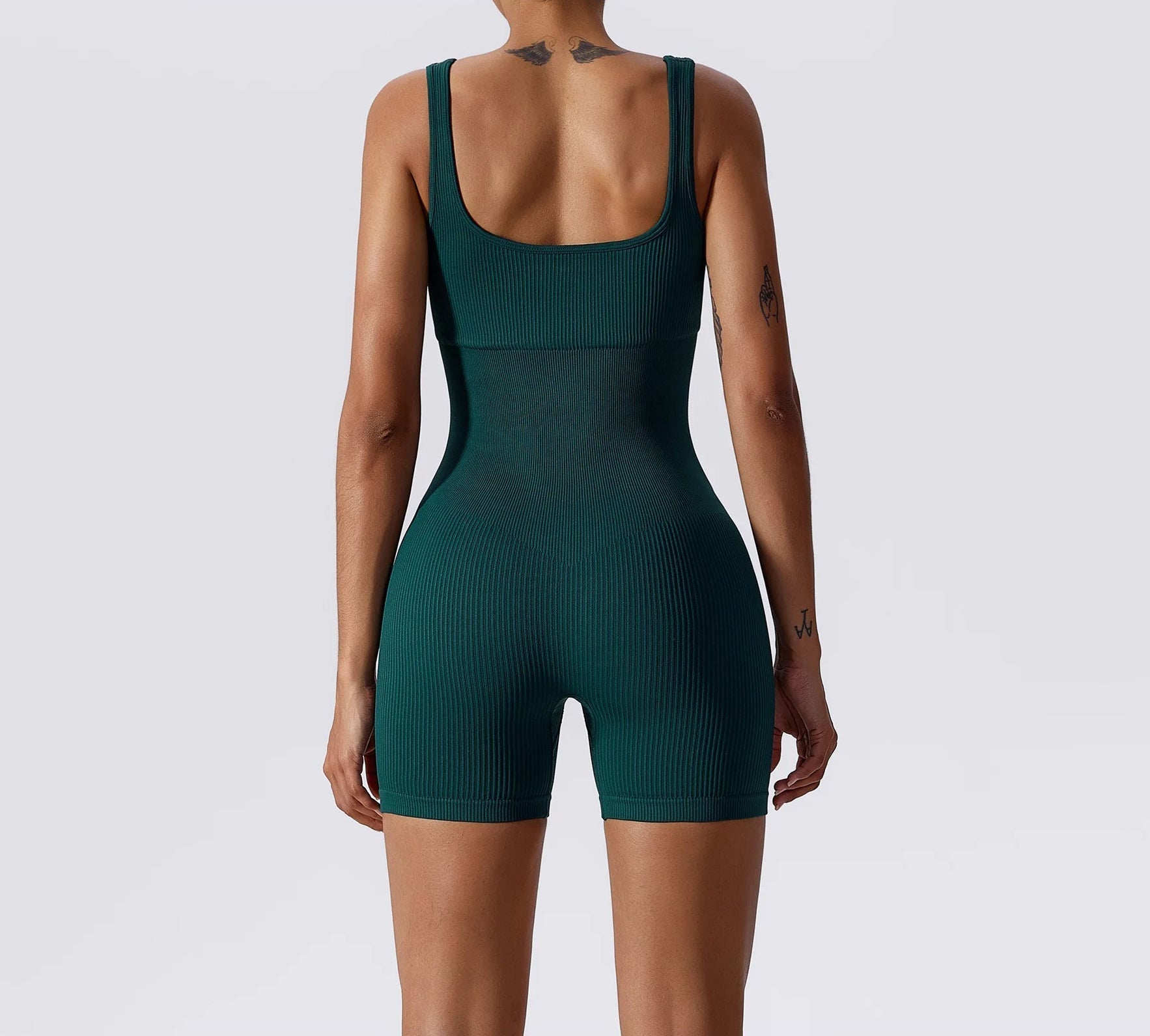 بدلة ضيقة مبرمجة بتصميم مضلع فائق النحت