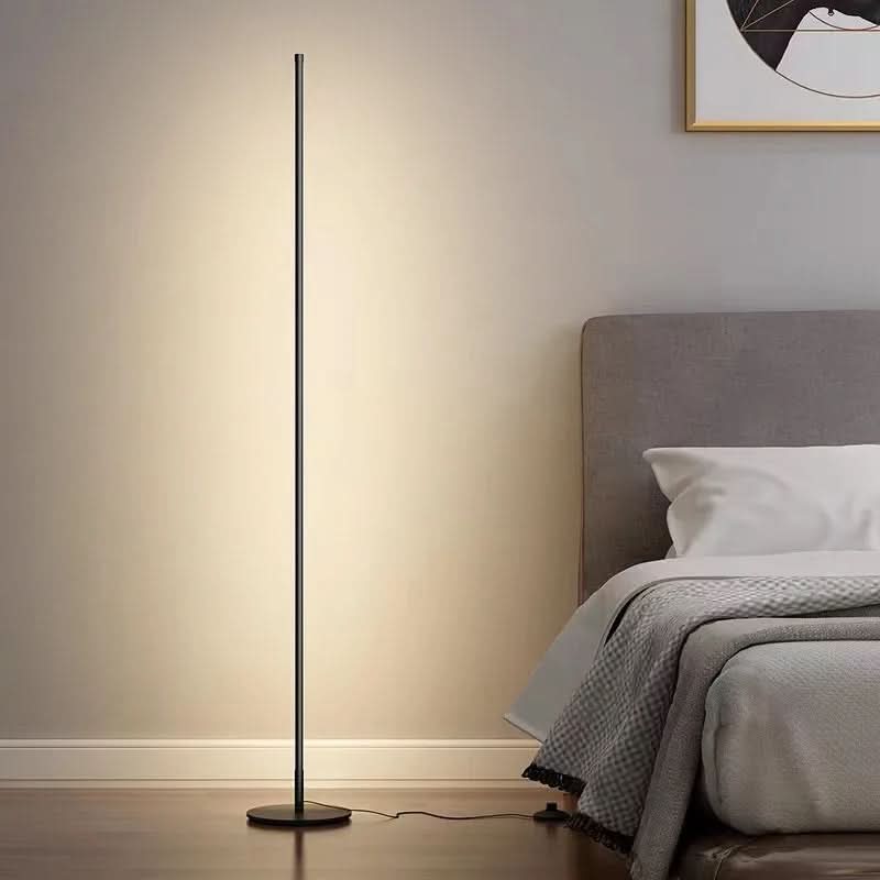 Elegantní kovová stojací lampa LumaNest s nastavitelným jasem a teplým LED světlem do obývacího pokoje nebo domácí kanceláře