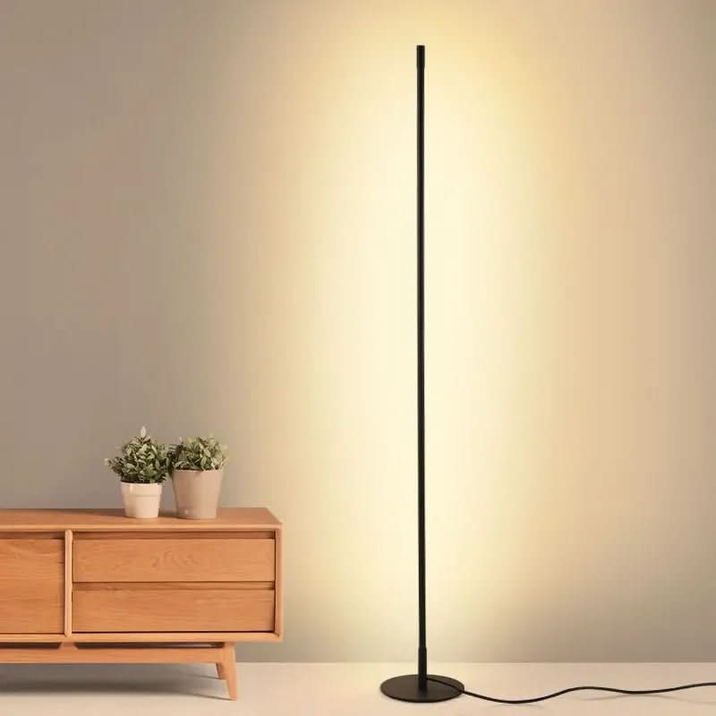 Elegantní kovová stojací lampa LumaNest s nastavitelným jasem a teplým LED světlem do obývacího pokoje nebo domácí kanceláře
