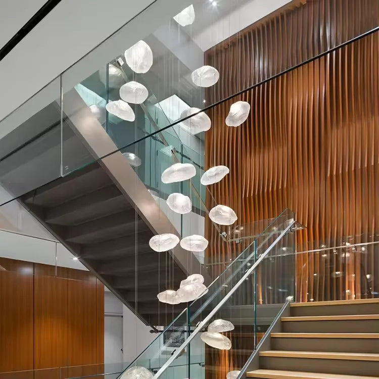 ثريا زجاجية شلالية بتوهج ذهبي