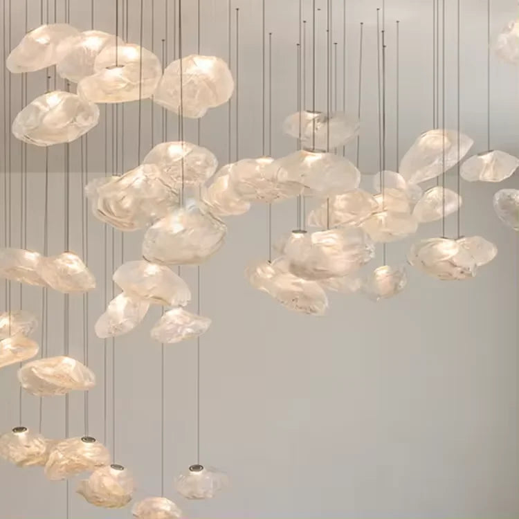 ثريا زجاجية شلالية بتوهج ذهبي