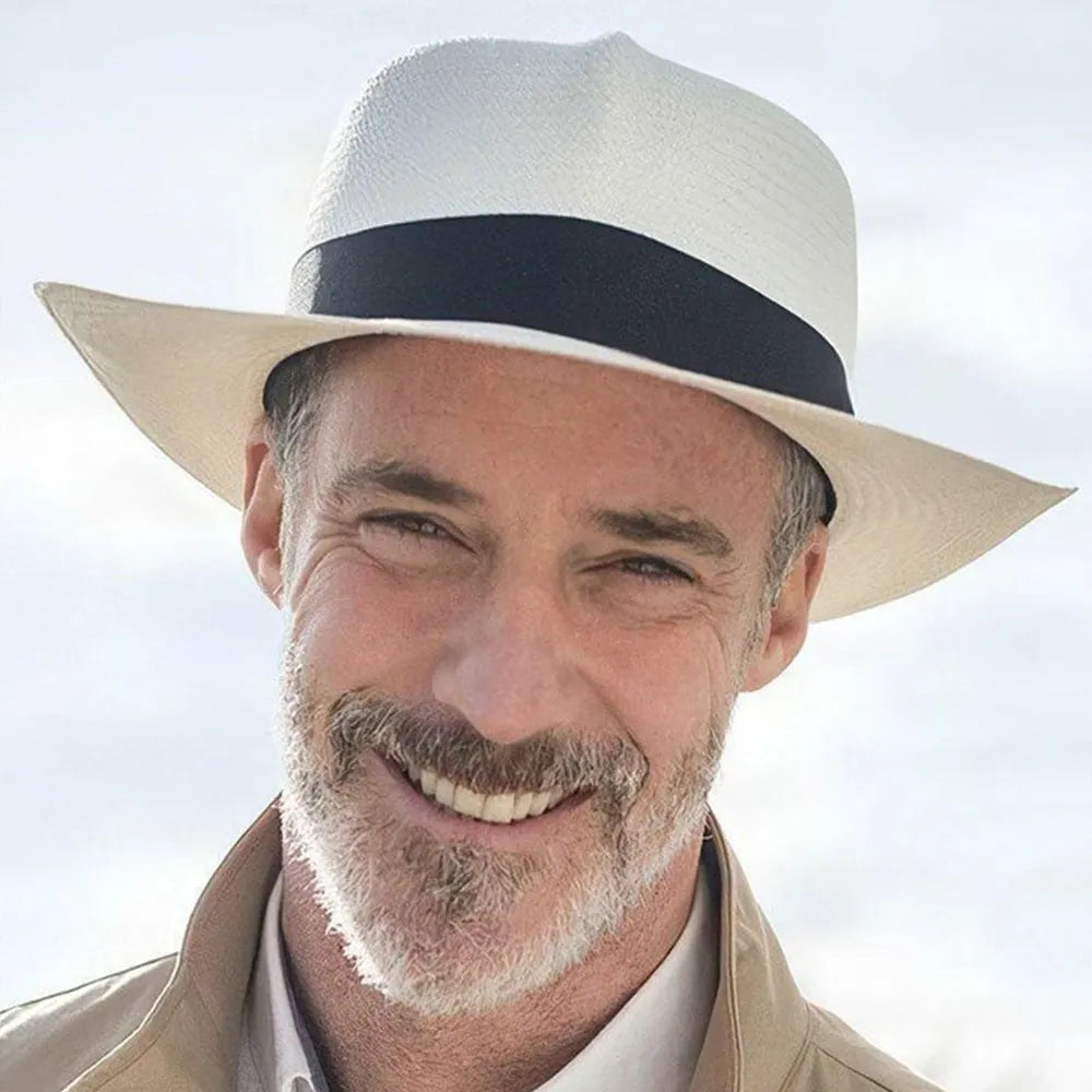 قبعة بنما الإكوادورية التقليدية مع شريط قبعة كلاسيكي