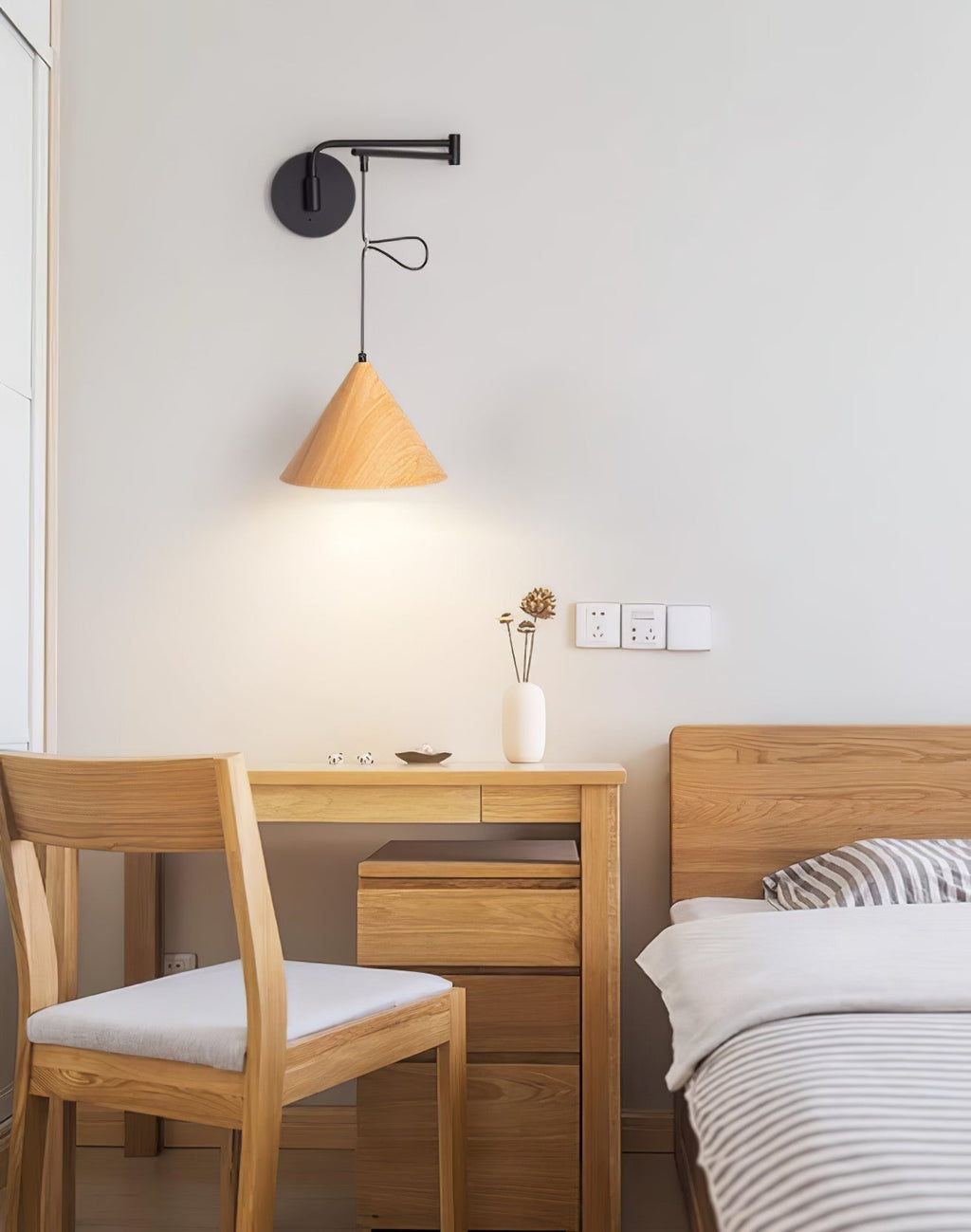 AuroraSwing fali lámpa lengő karral az Orntli-tól fókuszált munkavilágításhoz