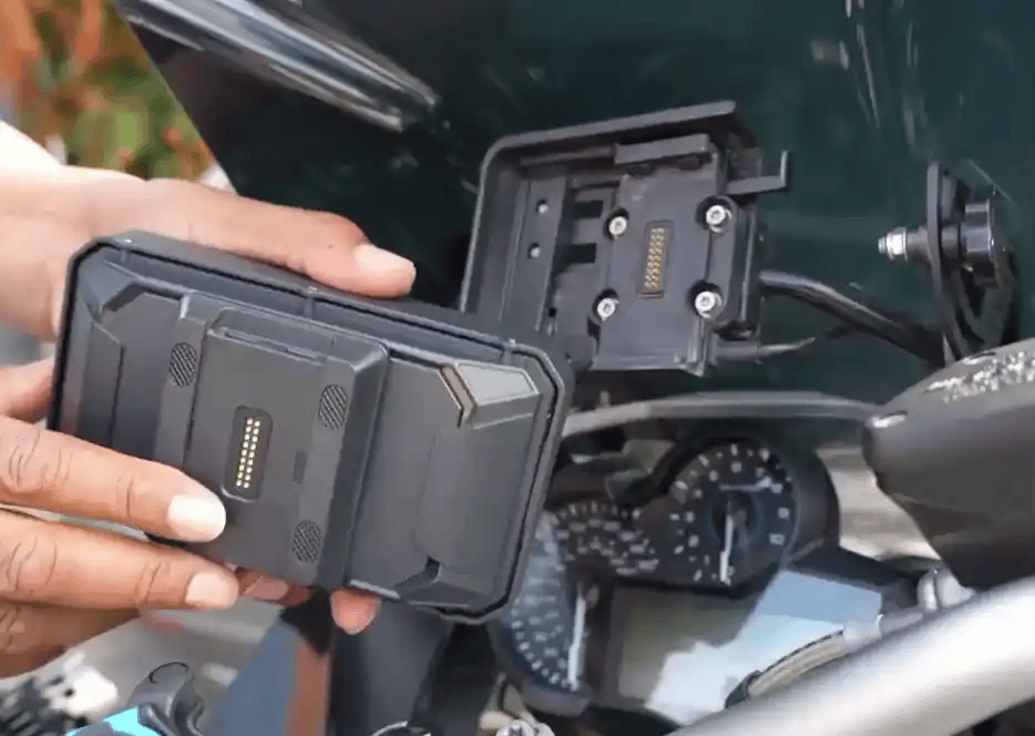 Hand clicking the display into the original handlebar navigator cradle