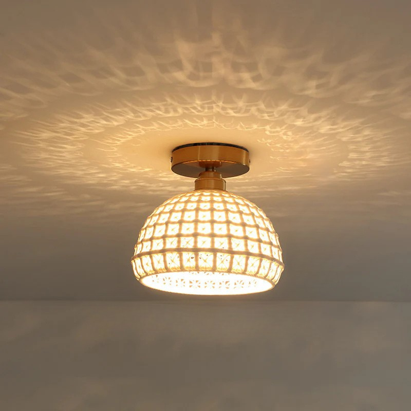 מנורת תקרה קרמית נורדית עם אור חם ורך לסביבה