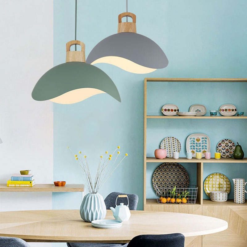 Suspension simple Valentina — abat-jour coloré, structure en bois et métal