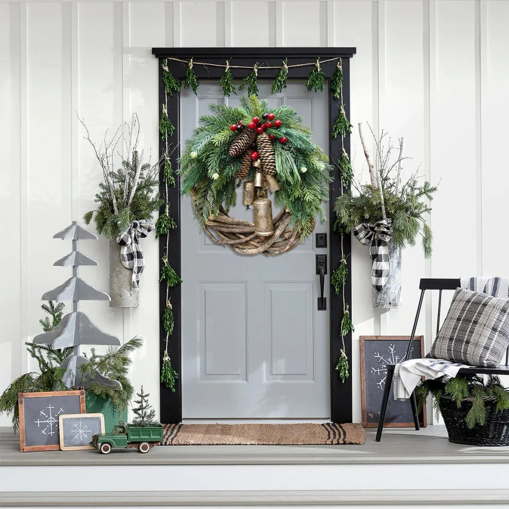 Boho-Weihnachtskranz mit rustikalem Rebenboden, Kiefernzapfen und goldenen Glocken