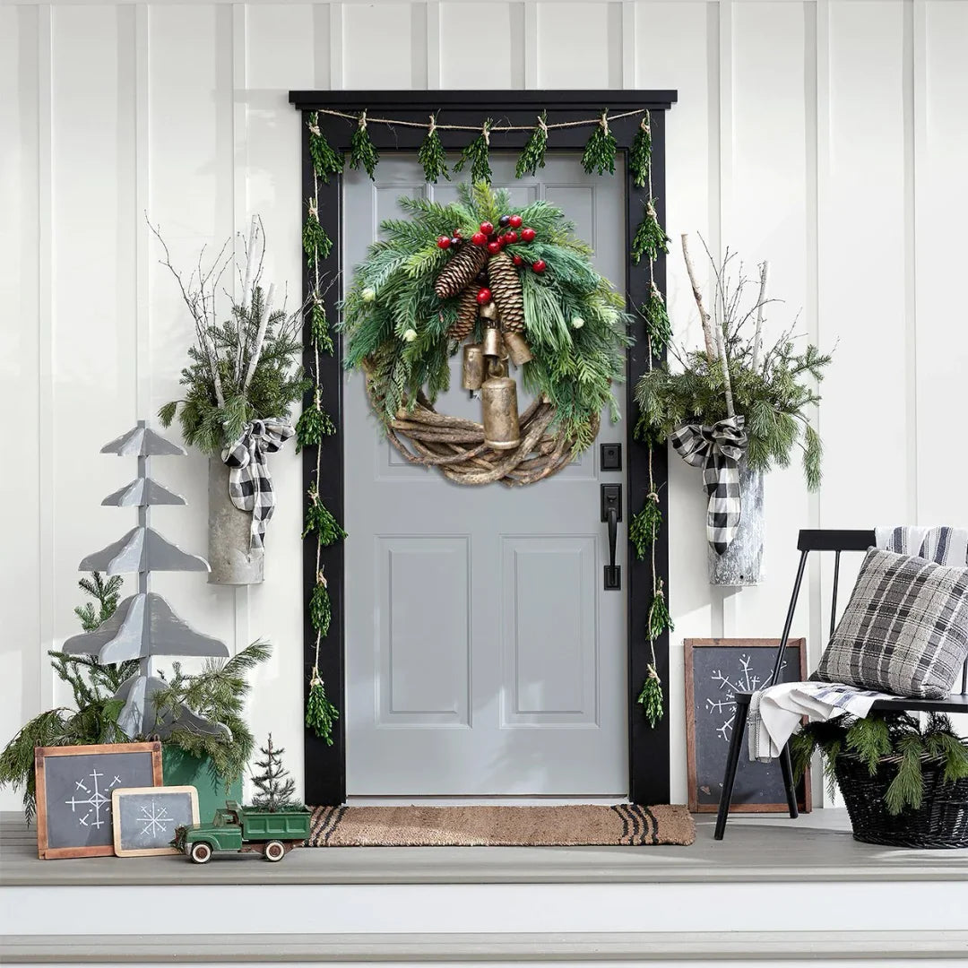 Boho-Weihnachtskranz mit rustikalem Rebenboden, Kiefernzapfen und goldenen Glocken