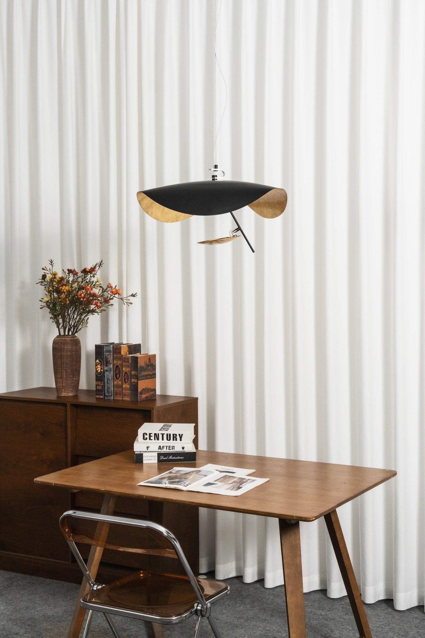 Závěsné svítidlo Giorgio — zakřivené diskové stínidlo, design s jednou linií