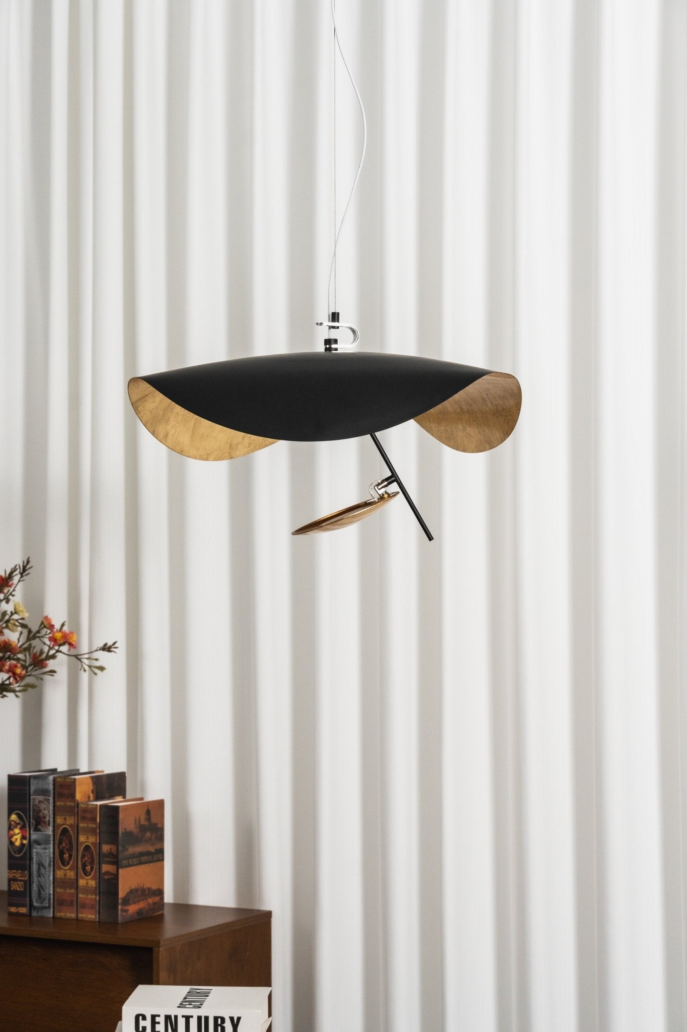 Závěsné svítidlo Giorgio — zakřivené diskové stínidlo, design s jednou linií