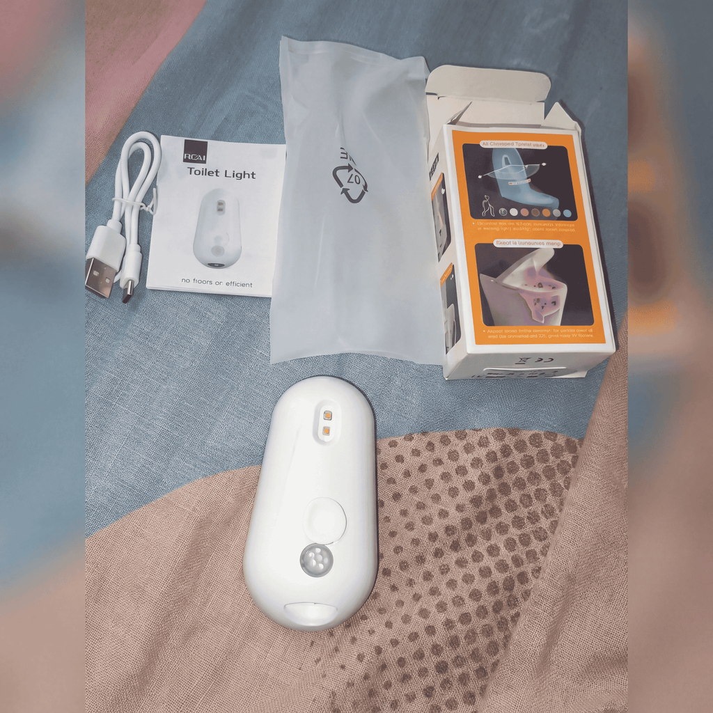 The device with its USB cable, mount and packaging