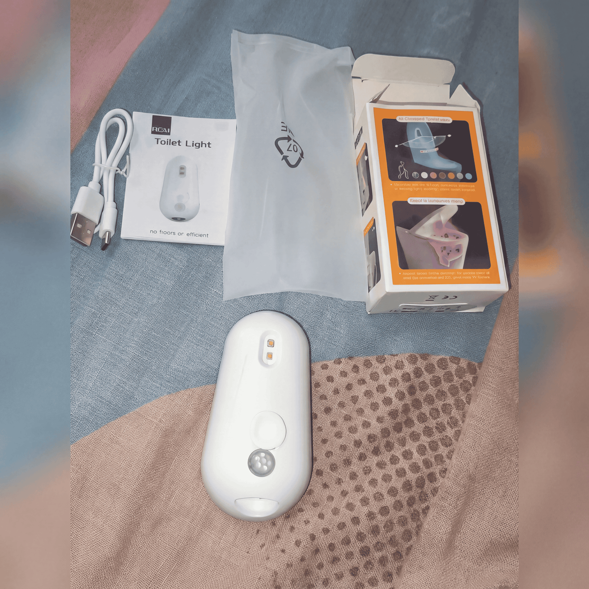 The device with its USB cable, mount and packaging