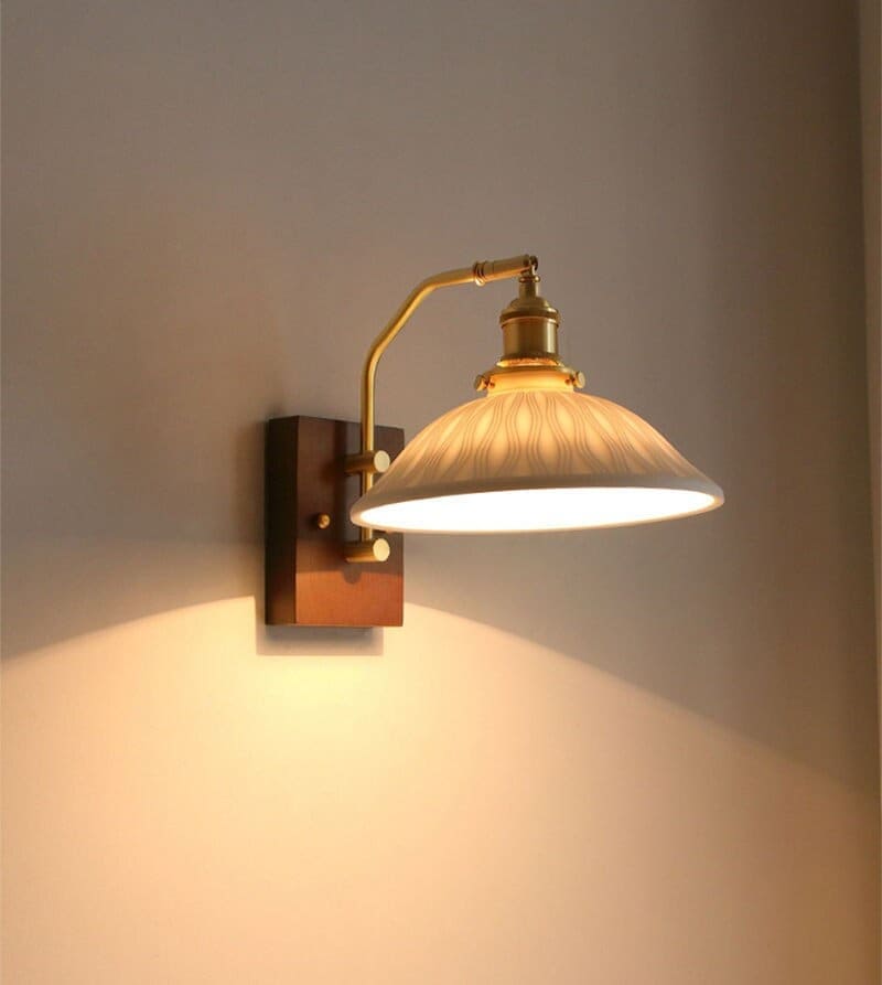 Ceramiczna lampa ścienna LED z oprawą z drewna orzecha czarnego w stylu retro