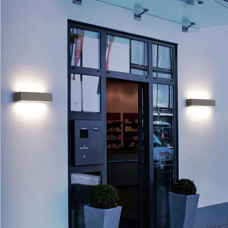 Venkovní nástěnná LED lampa Arisha — moderní cementový povrch, krytí IP65, teplé světlo