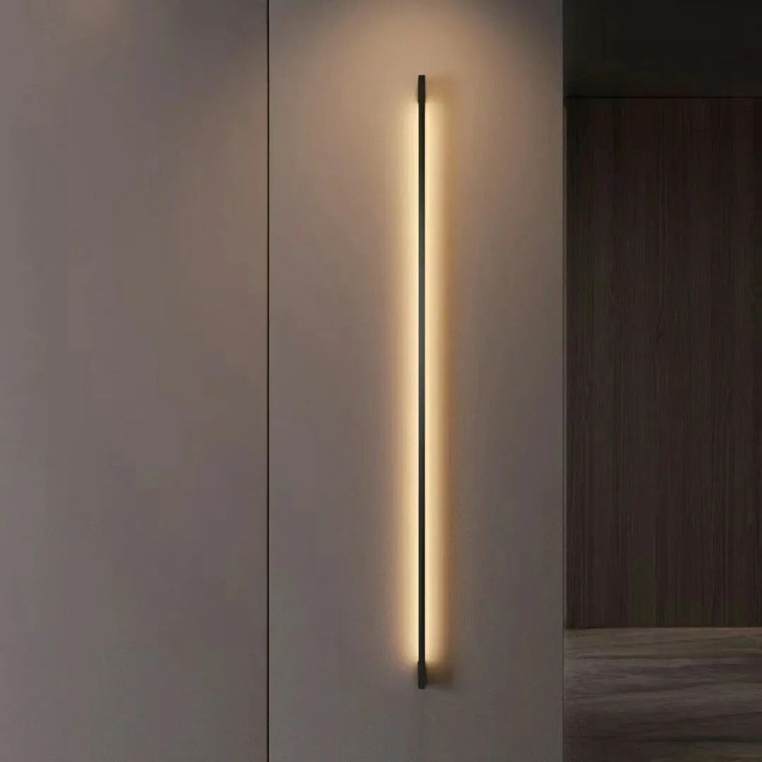 Moderní štíhlé nástěnné svítidlo Liora LED - černé lineární provedení, teplé/přirozené světlo