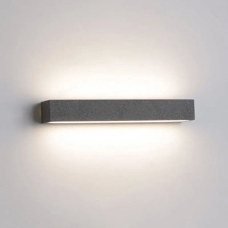 Venkovní nástěnná LED lampa Arisha — moderní cementový povrch, krytí IP65, teplé světlo
