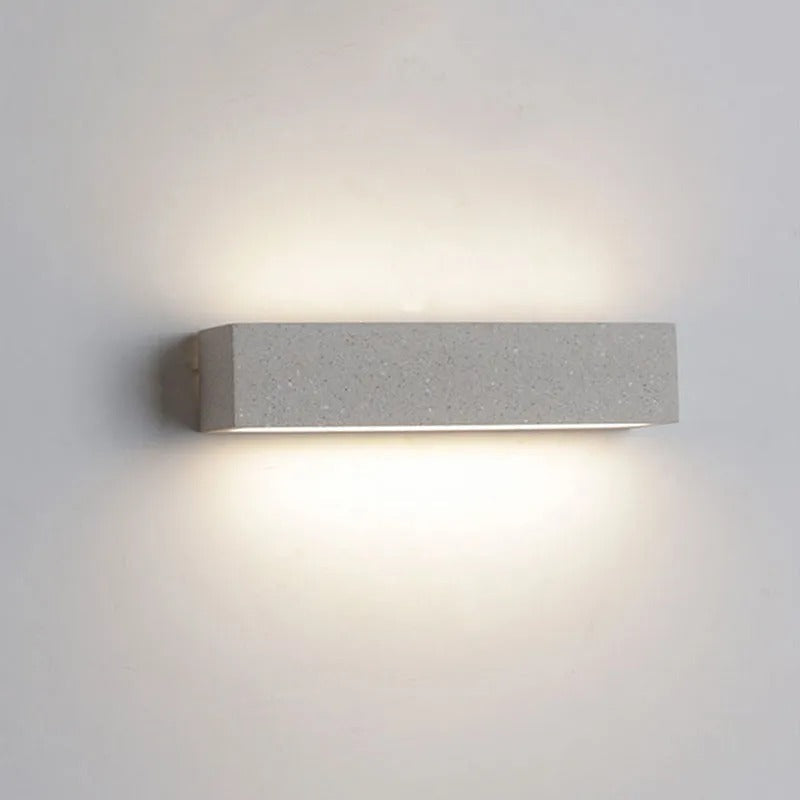 Venkovní nástěnná LED lampa Arisha — moderní cementový povrch, krytí IP65, teplé světlo