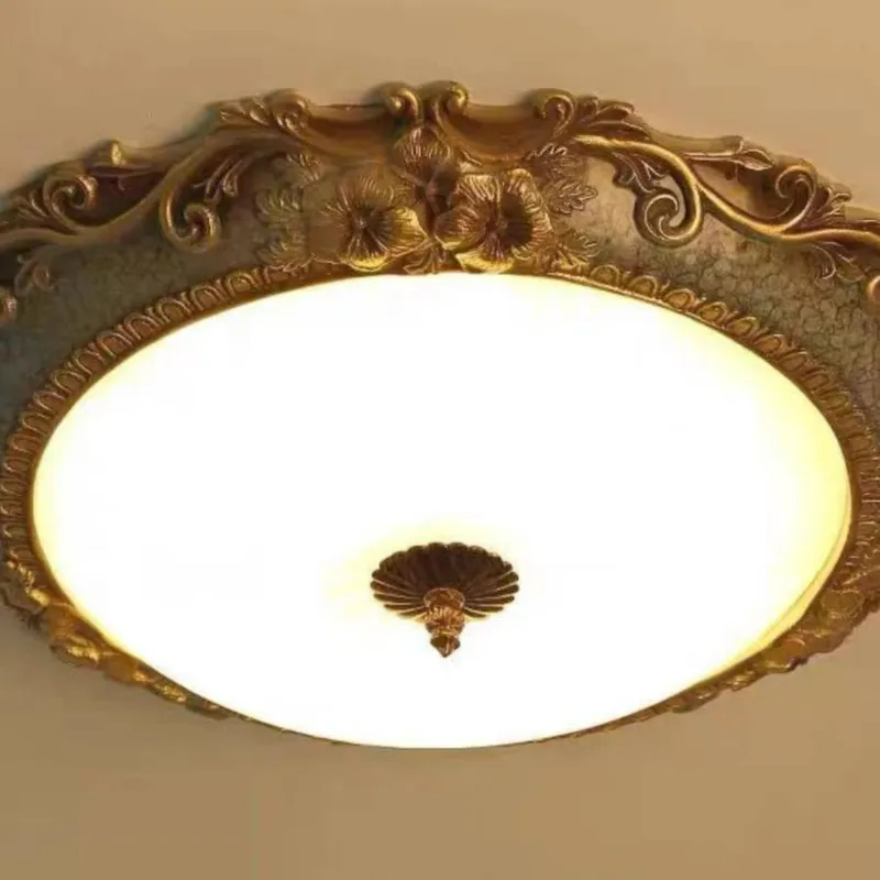 Klassisk loftslampe i Tiffany-stil med messing- og harpiksdetaljer