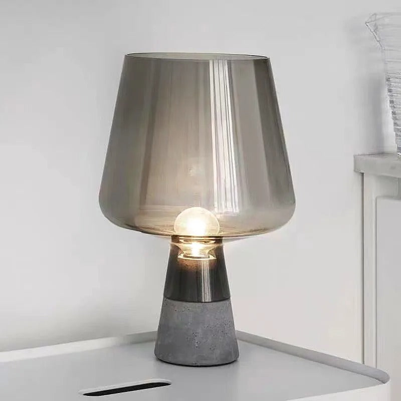 Stolní lampa Leimu - jantarové sklo a cementový podstavec