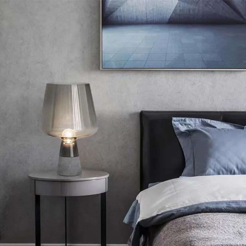 Stolní lampa Leimu - jantarové sklo a cementový podstavec