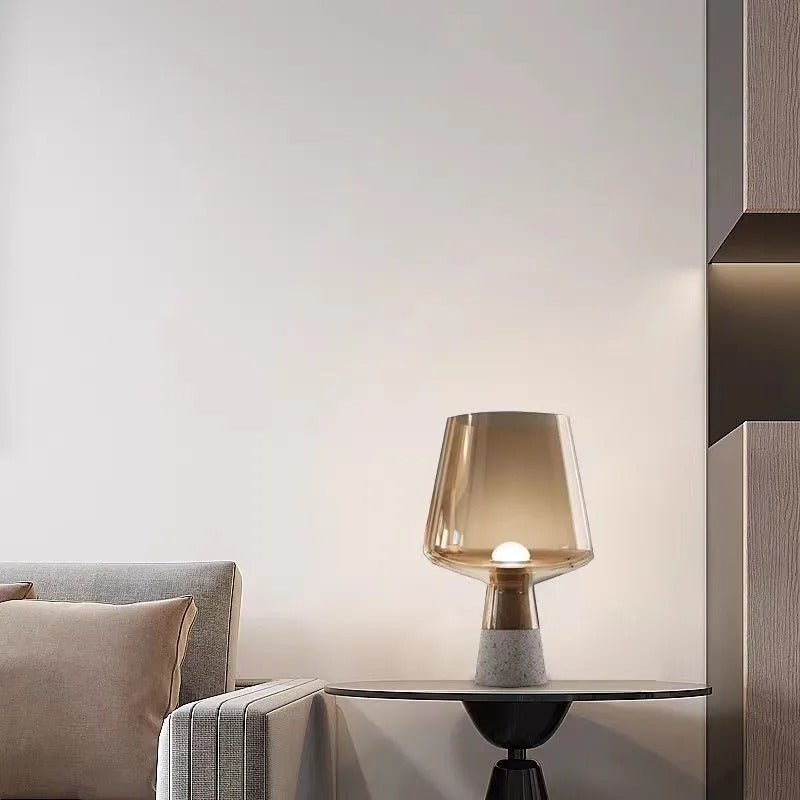 Stolní lampa Leimu - jantarové sklo a cementový podstavec