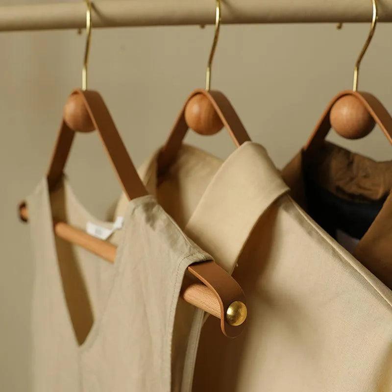 Cintre en cuir et bois au style moderne et ancien pour manteaux et pantalons d'armoire