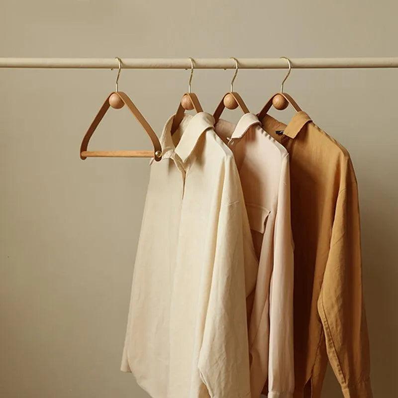 Cintre en cuir et bois au style moderne et ancien pour manteaux et pantalons d'armoire
