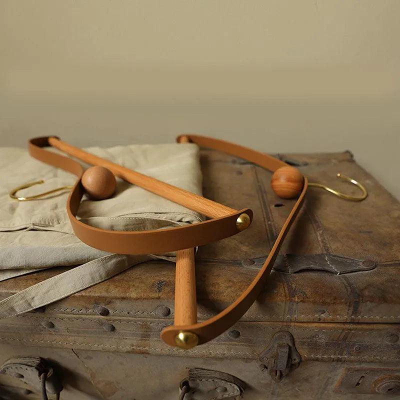 Cintre en cuir et bois au style moderne et ancien pour manteaux et pantalons d'armoire