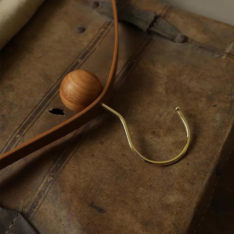 Cintre en cuir et bois au style moderne et ancien pour manteaux et pantalons d'armoire
