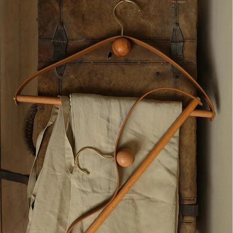 Cintre en cuir et bois au style moderne et ancien pour manteaux et pantalons d'armoire