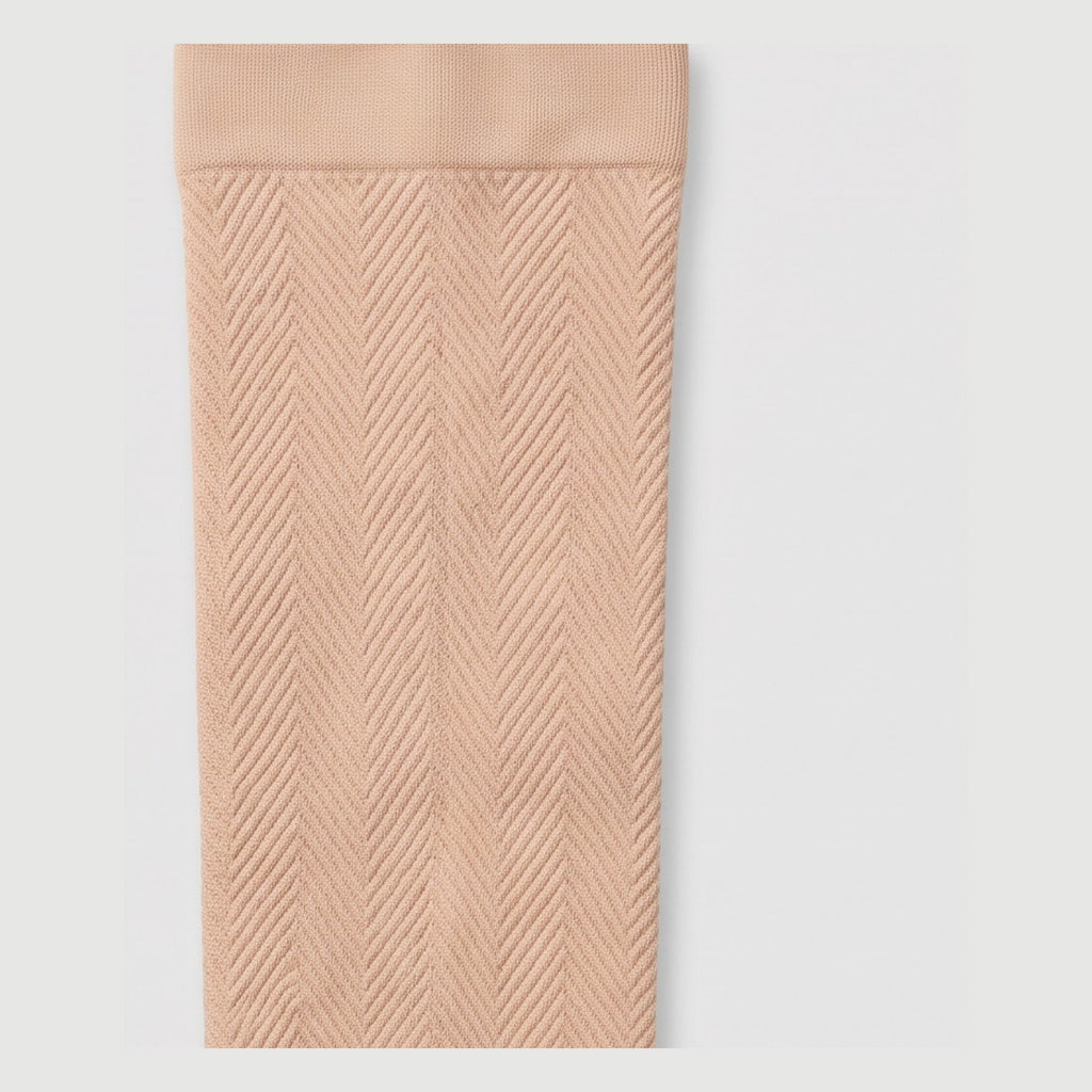 Close-up of the chevron compression knit of the beige sleeve