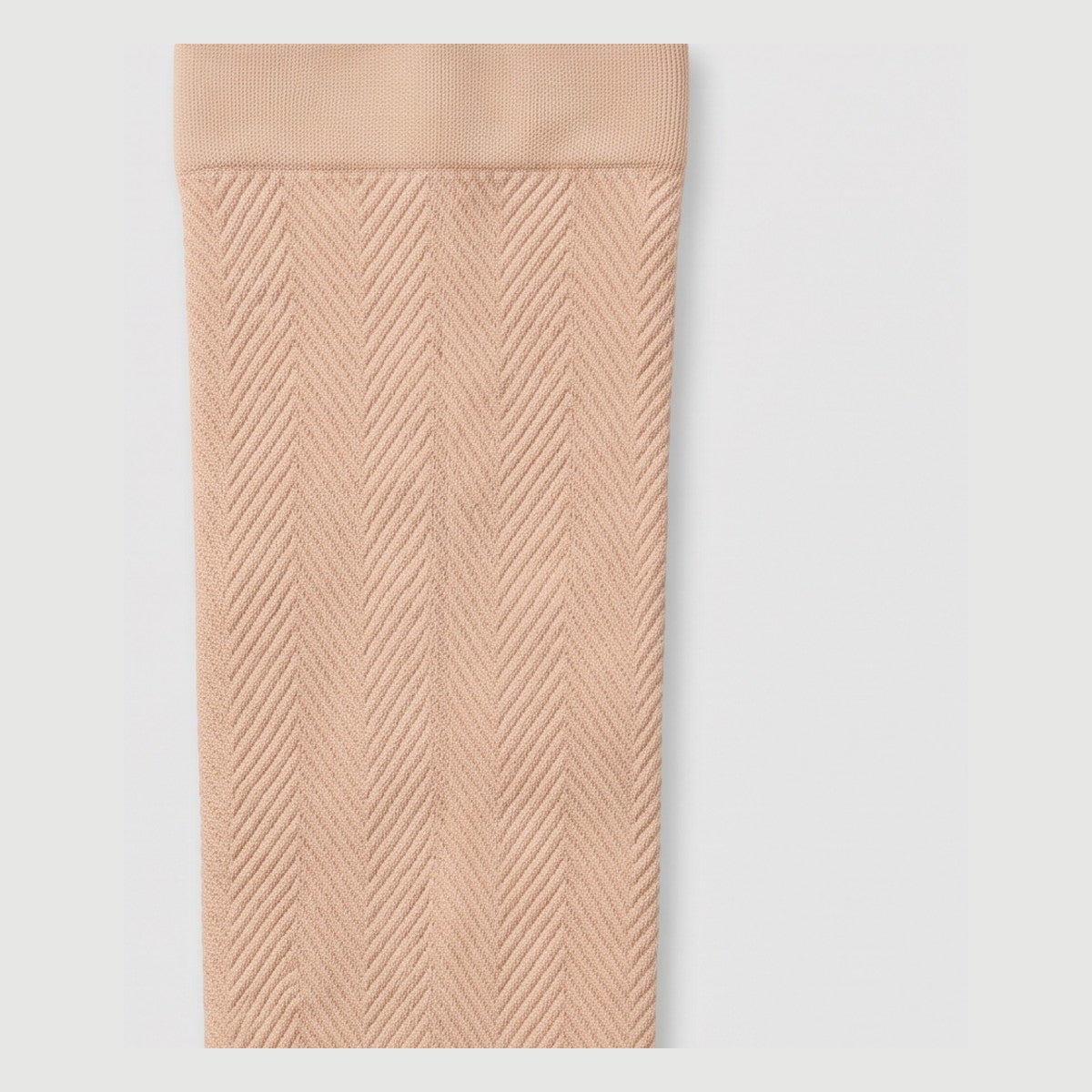 Close-up of the chevron compression knit of the beige sleeve