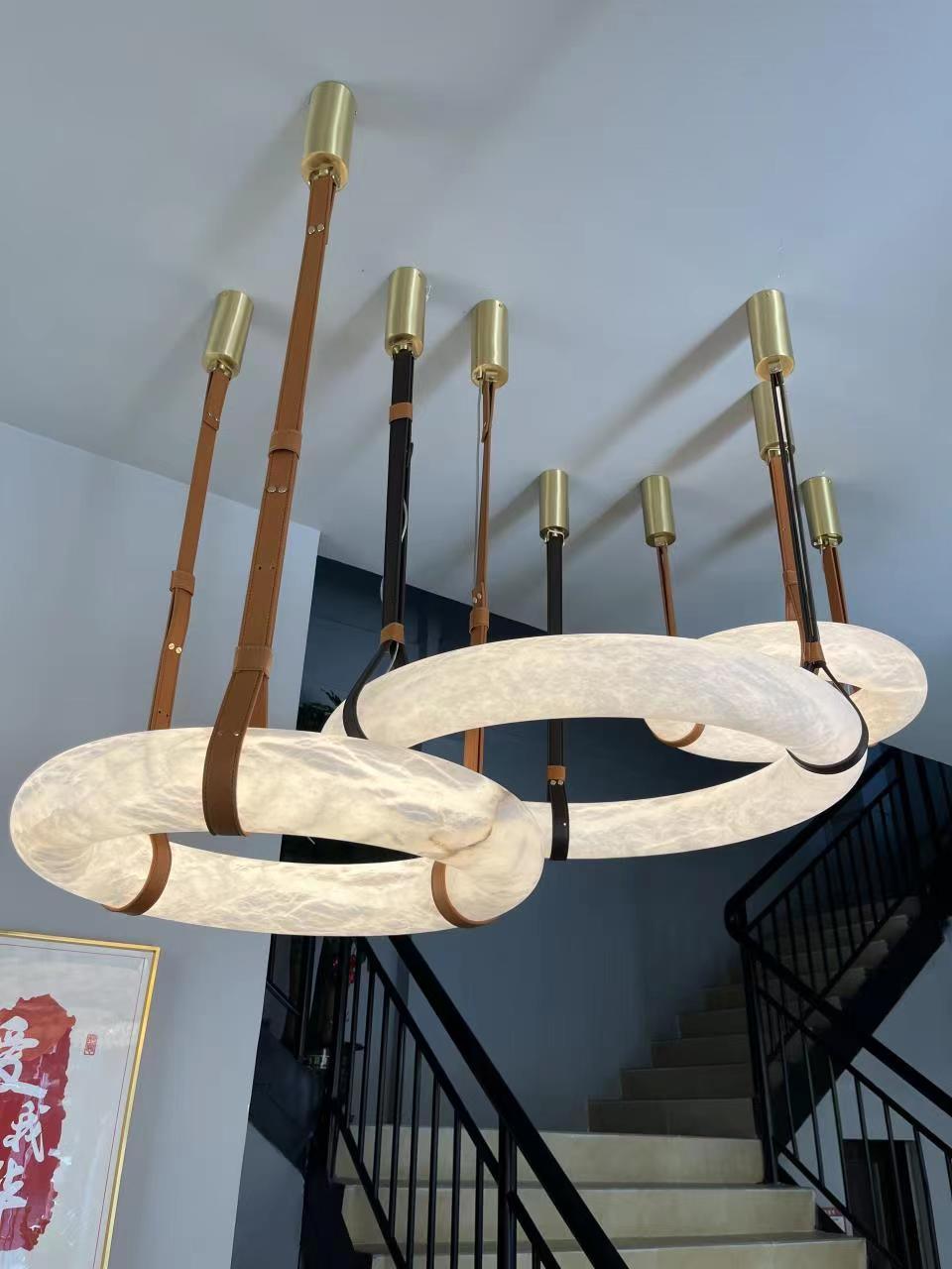 Oslo Alabaster Pendelleuchte A — handgeschnitzter Alabasterring, Lederband