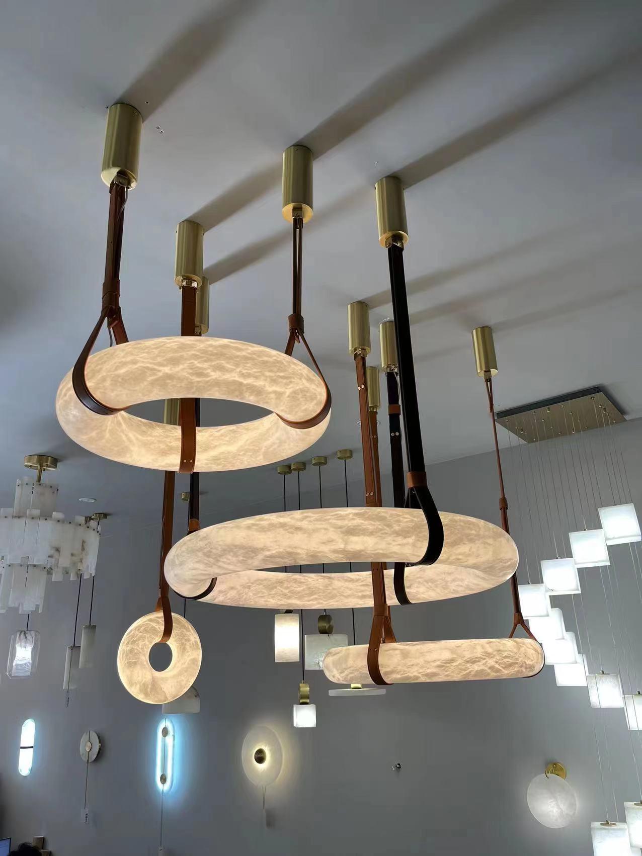 Oslo Alabaster Pendelleuchte A — handgeschnitzter Alabasterring, Lederband