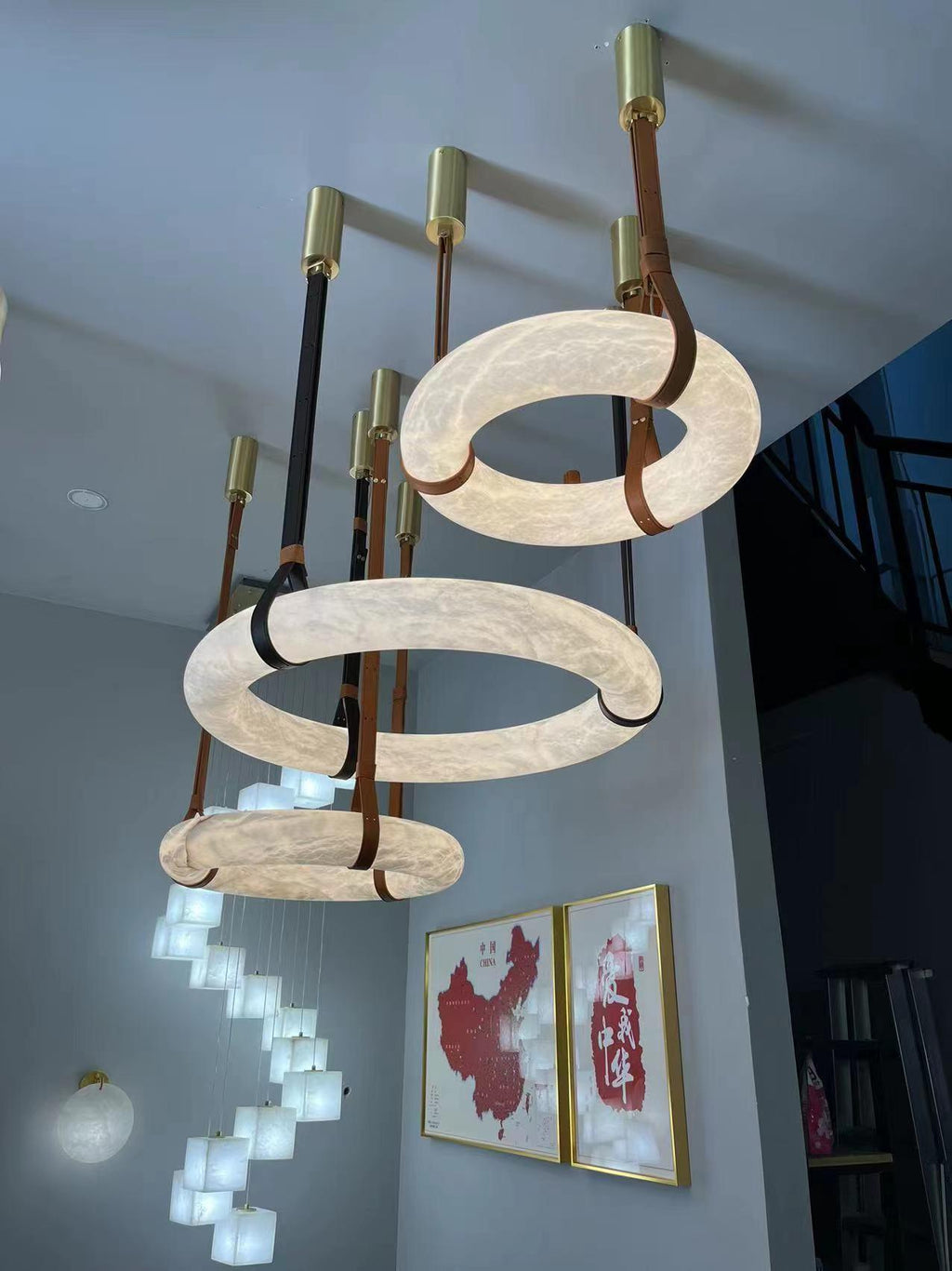 Lampada a sospensione Oslo in alabastro A — Anello in alabastro intagliato a mano, cinturino in pelle