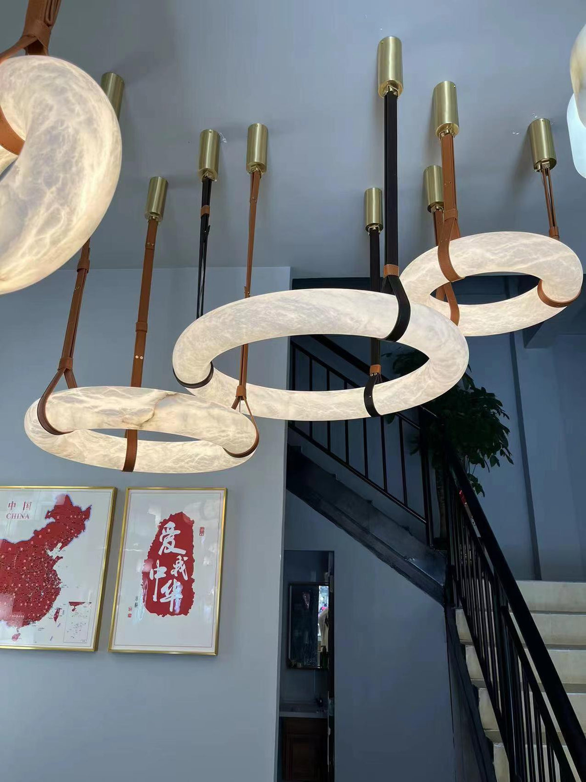 Oslo Alabaster Pendelleuchte A — handgeschnitzter Alabasterring, Lederband