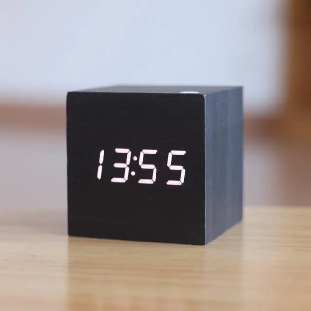 Reloj Digital de Madera Moderna NovaWood para Decoración Contemporánea del Hogar