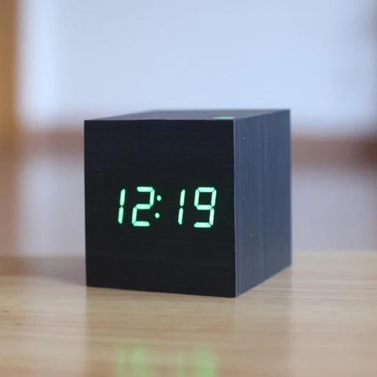 Reloj Digital de Madera Moderna NovaWood para Decoración Contemporánea del Hogar